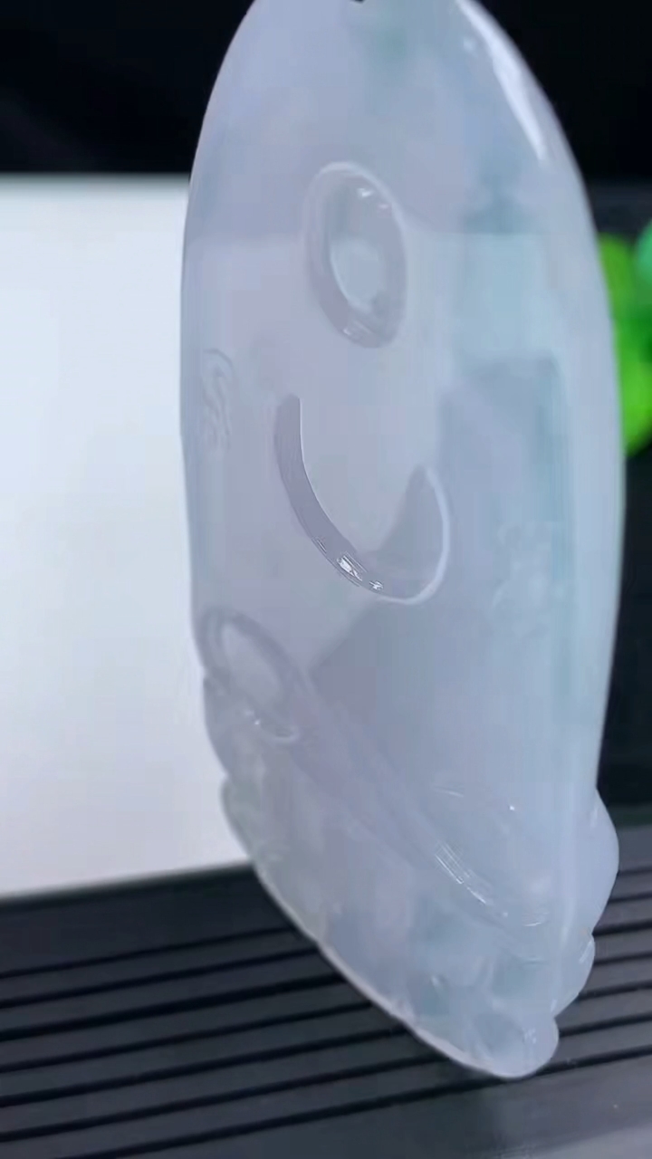 天然A货翡翠种飘花观音菩萨吊坠尺寸71.5-36-6重量:34.19g
3月14日