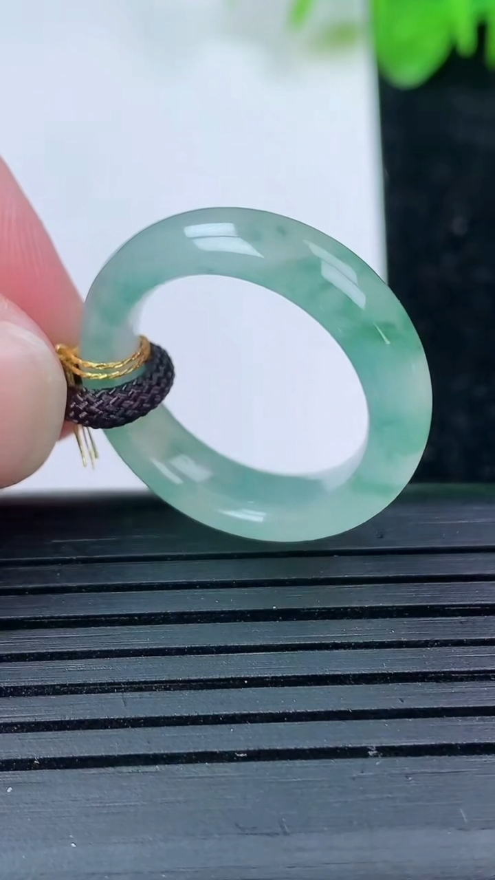 天然A货翡翠冰种飘指环戒指尺寸17.2-5.8-3.6重量:3.86g2026年3月14日
工厂直销收藏佳品,种好水足，色泽均匀，有种有色，上手高大气！
