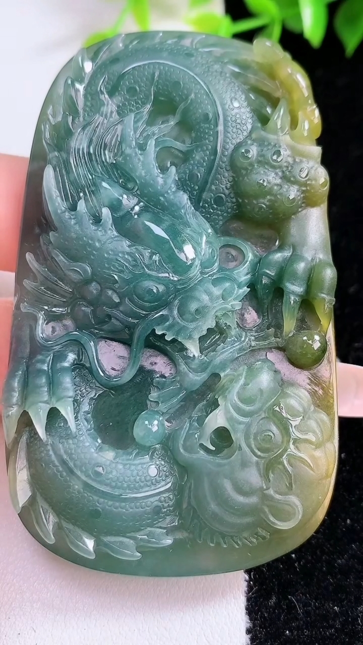 天然A货翡翠双彩龙牌吊坠，尺寸73.8-42.5-8.8，重:55.41g
3月14日