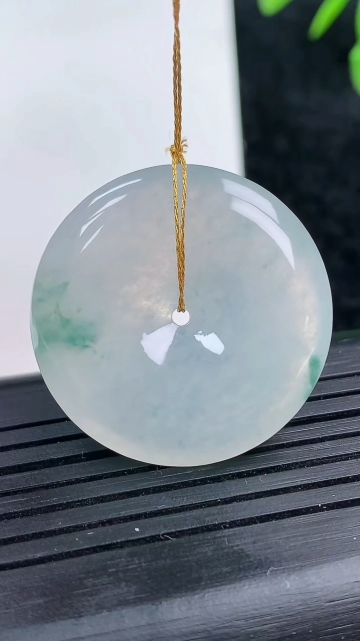 天然A货翡翠冰种飘花平安扣吊坠尺寸28.8-5.5重量:9.90g
3月14日