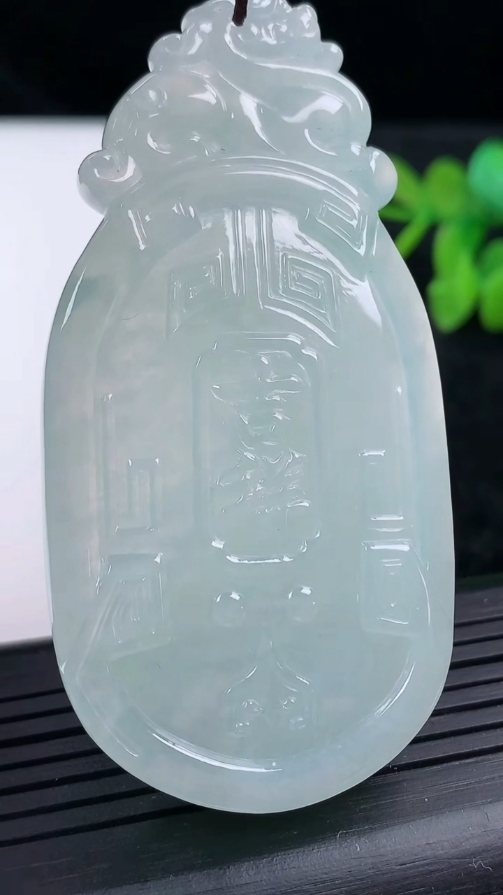 天然A货翡翠仿古无事牌吊坠尺寸70-35.5-6.3重量:34.94g
3月14日