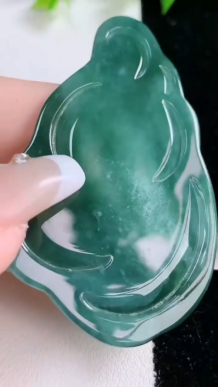 天然A货翡翠蓝水双彩千手观音吊坠，尺寸64-40-5.6，重:23.79g
3月14日