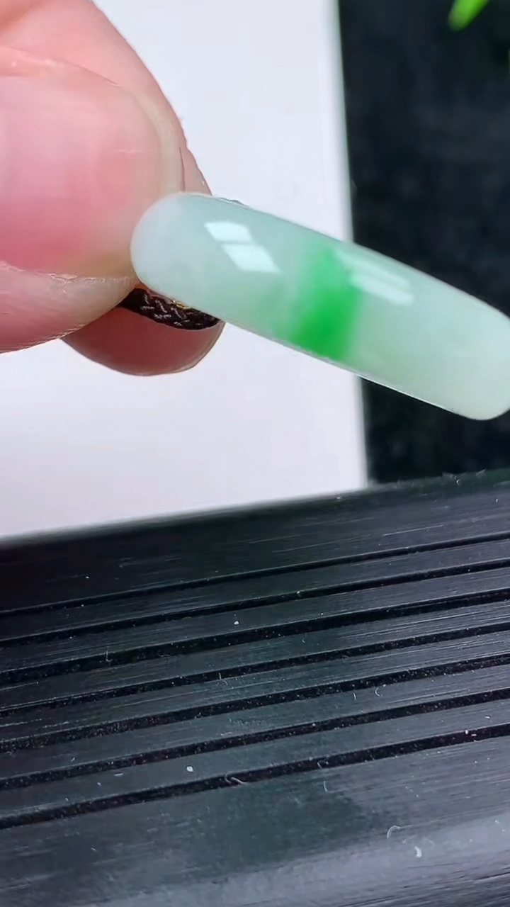 天然A货翡翠指环戒指尺寸173-5.9-3.6重量:4.14g2026年3月14日
工厂直销收藏佳品,种好水足，色泽均匀，有种有色，上手高大气！