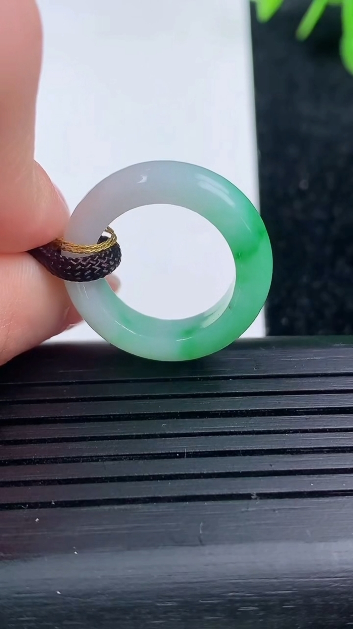 天然A货翡翠指环戒指尺寸15.7-5.5-3.7重量:3.81g2026年3月14日
工厂直销收藏佳品,种好水足，色泽均匀，有种有色，上手高大气！