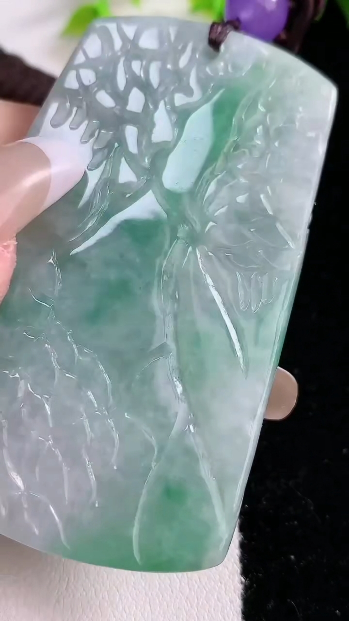 天然A货翡翠山水牌吊坠，尺寸66.2-44.5-9.7重:65.14g
3月14日