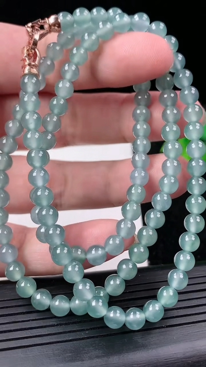 天然A货翡翠圆珠项链尺寸5.6-108颗重量:37.18g3月14日
工厂直销收藏佳品,种好水足，色泽均匀，有种有色，上手高大气！