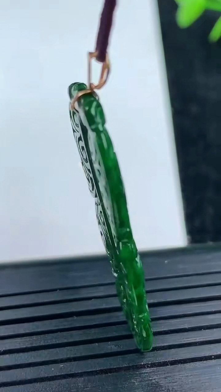 天然A货翡翠金枝玉叶 叶子吊坠尺寸39.8-17.1-2.4重量:3.58g
3月14日