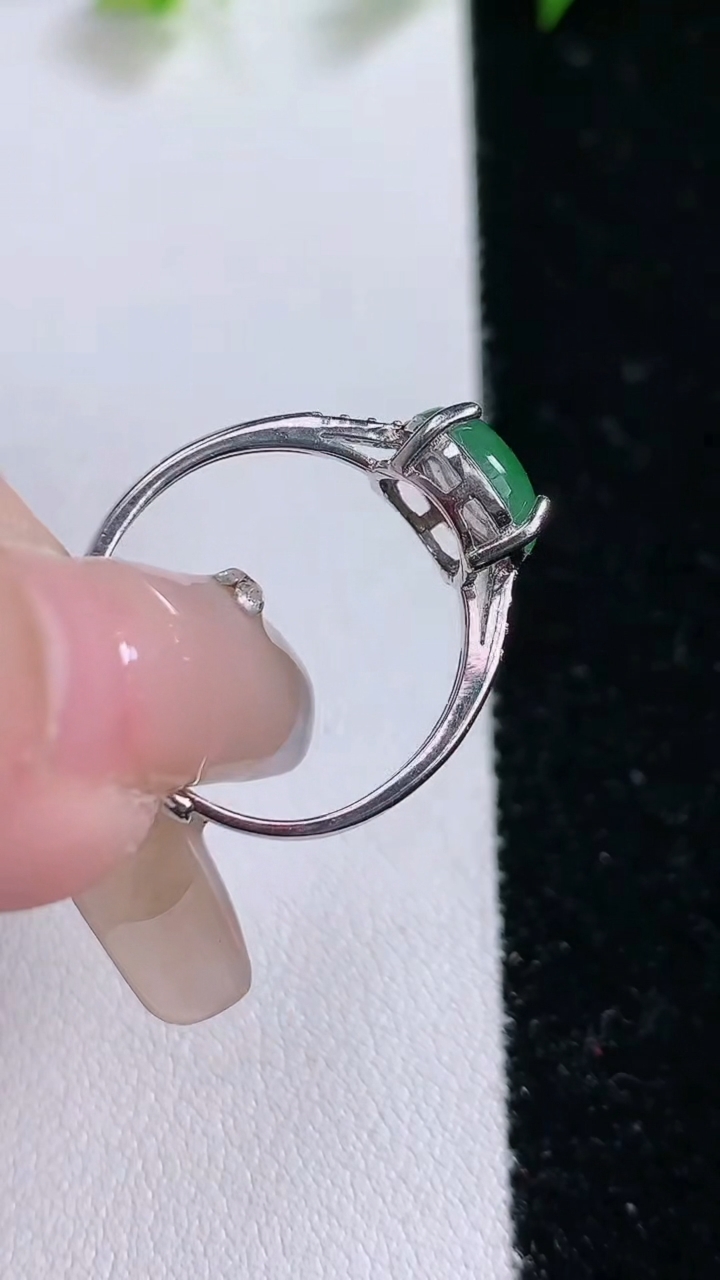 天然A货翡翠蛋面戒指，尺寸8.8-8.3，重:1.86g2026年3月14日
工厂直销收藏佳品,种好水足，色泽均匀，有种有色，上手高大气！