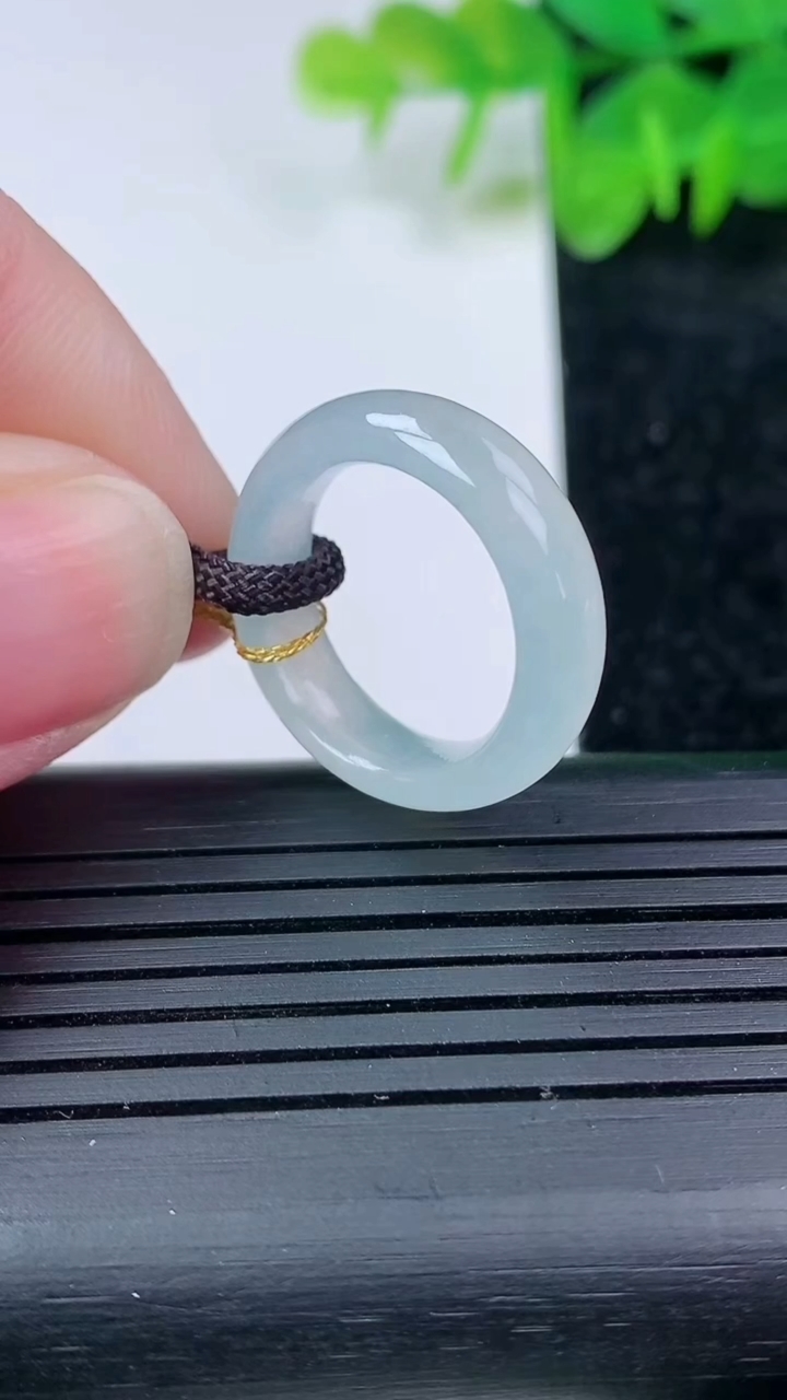 天然A货翡翠指环戒指尺寸16-5.5-3.3重量:3.26g2026年3月14日
工厂直销收藏佳品,