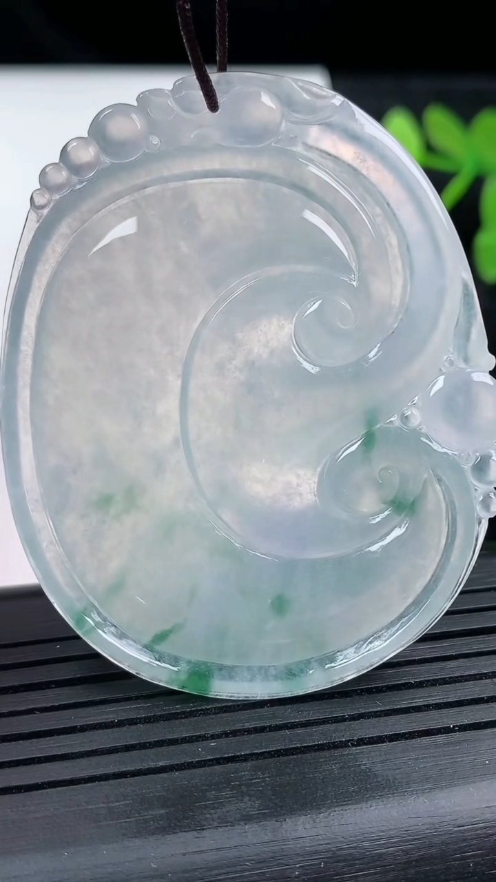 天然A货翡翠种飘花如意吊坠尺寸54.6-44.7-5.5重量:25.56g
3月14日