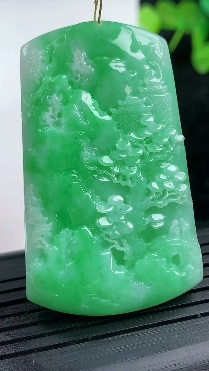 天然A货翡翠山水牌吊坠尺寸51.3-31.8-6.8重量:24.06g
3月14日