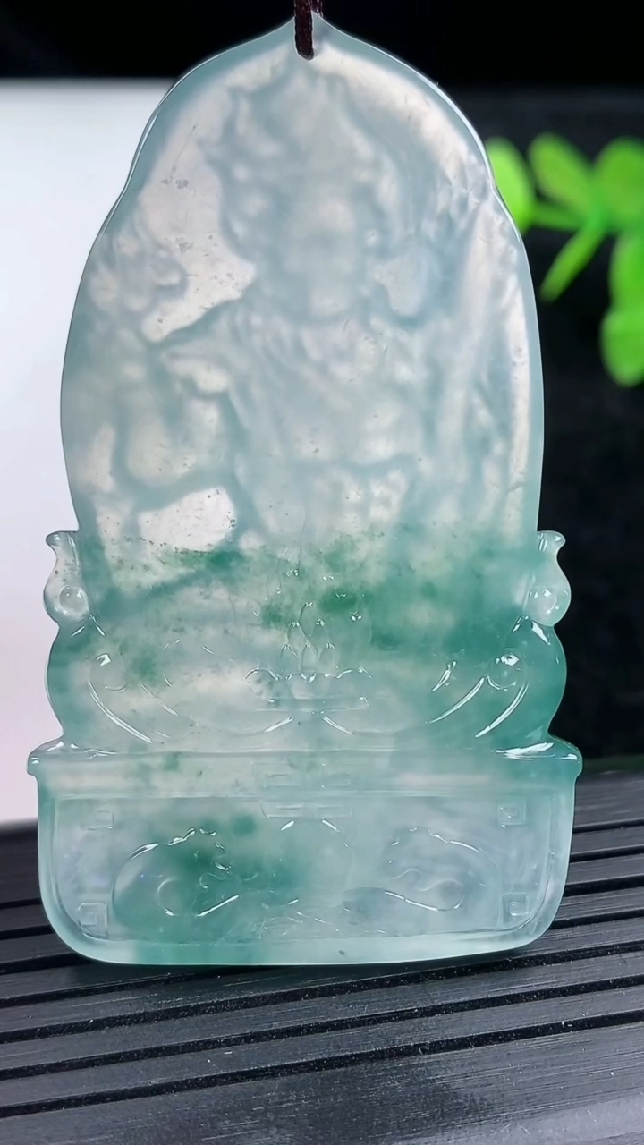 天然A货翡翠种飘花不动明王吊坠尺寸60.2-33.8-5.5重量:24.53g
3月14日