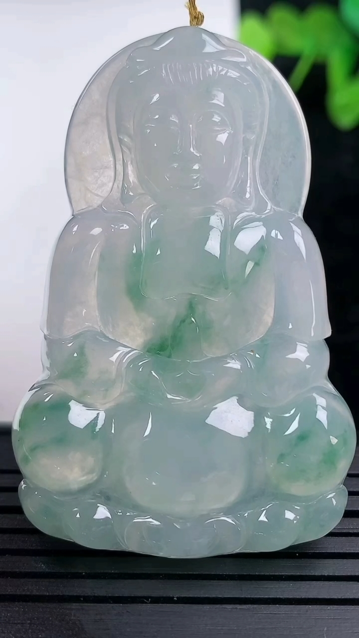 天然A货翡翠种飘花观音菩萨吊坠尺寸54.7-35.7-5重量:18.51g
3月14日