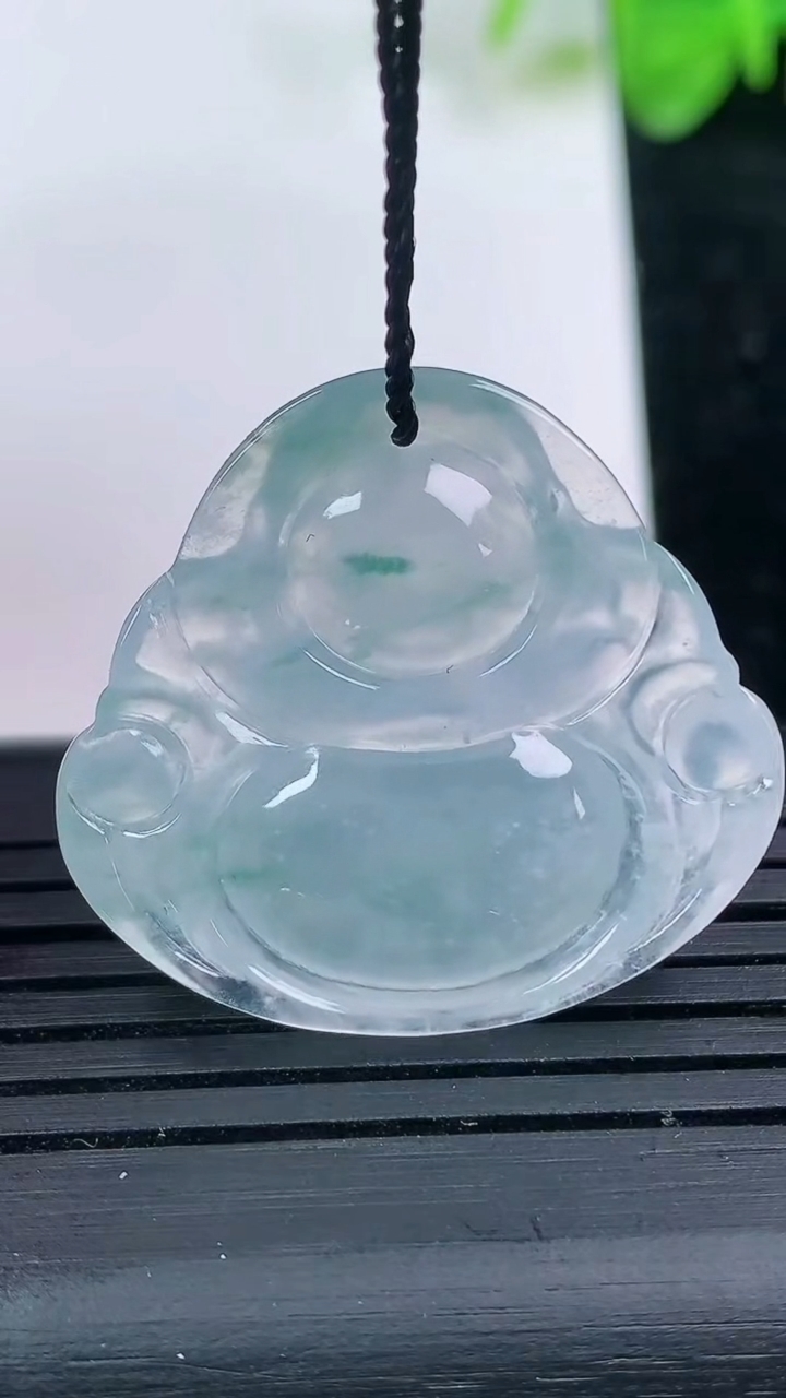 天然A货翡翠冰种飘花佛公吊坠尺寸26.9-29.1-5.5重量:6.51g
3月14日