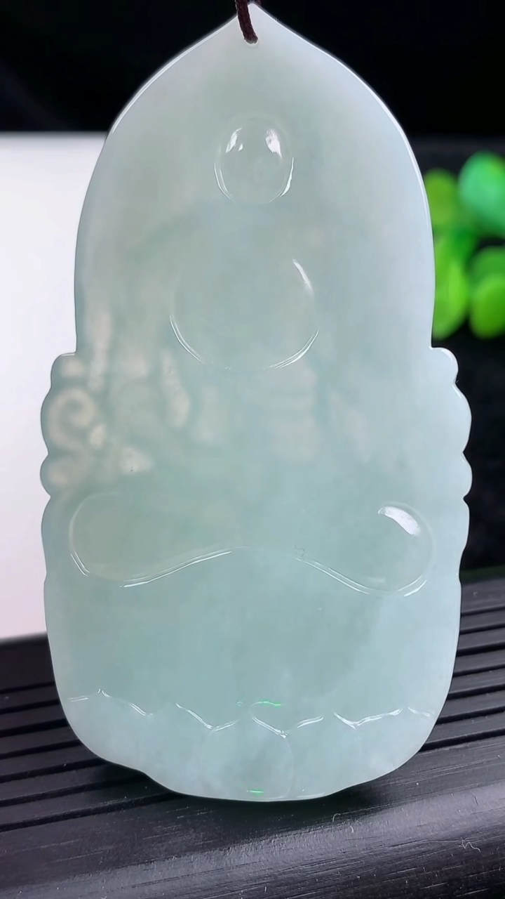 天然A货翡翠观音菩萨吊坠尺寸70-36.8-5.9重量:34.35g
3月14日