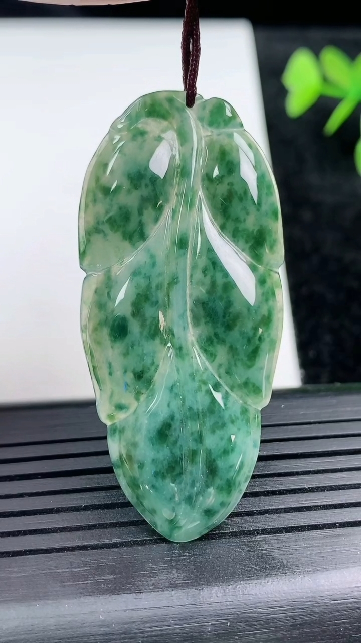 天然A货翡翠飘花金枝玉叶 叶子吊坠尺寸52.1-23.4-3.4重量:7.45g
3月14日