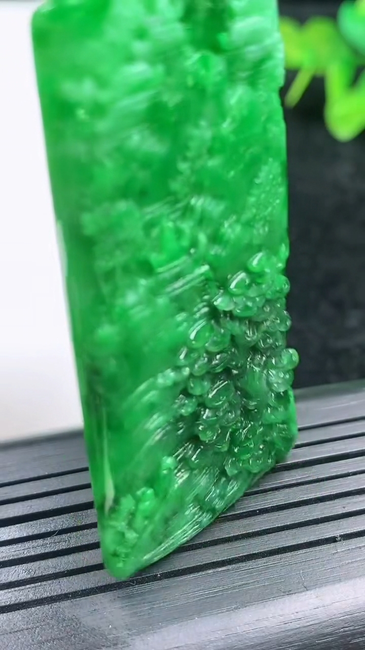 天然A货翡翠山水牌吊坠尺寸58.5-28.1-4.4重量:17.89g
3月14日