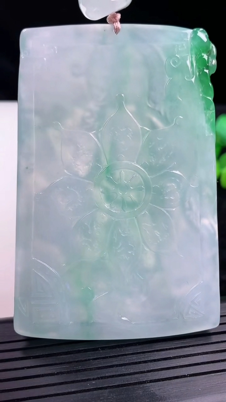 天然A货翡翠文殊菩萨吊坠尺寸74.2-49.9-7.5重量:72.07g
3月14日