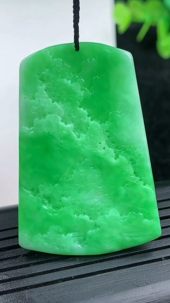 天然A货翡翠山水牌吊坠尺寸45.5-30.6-2.9重量:10.11g
3月14日