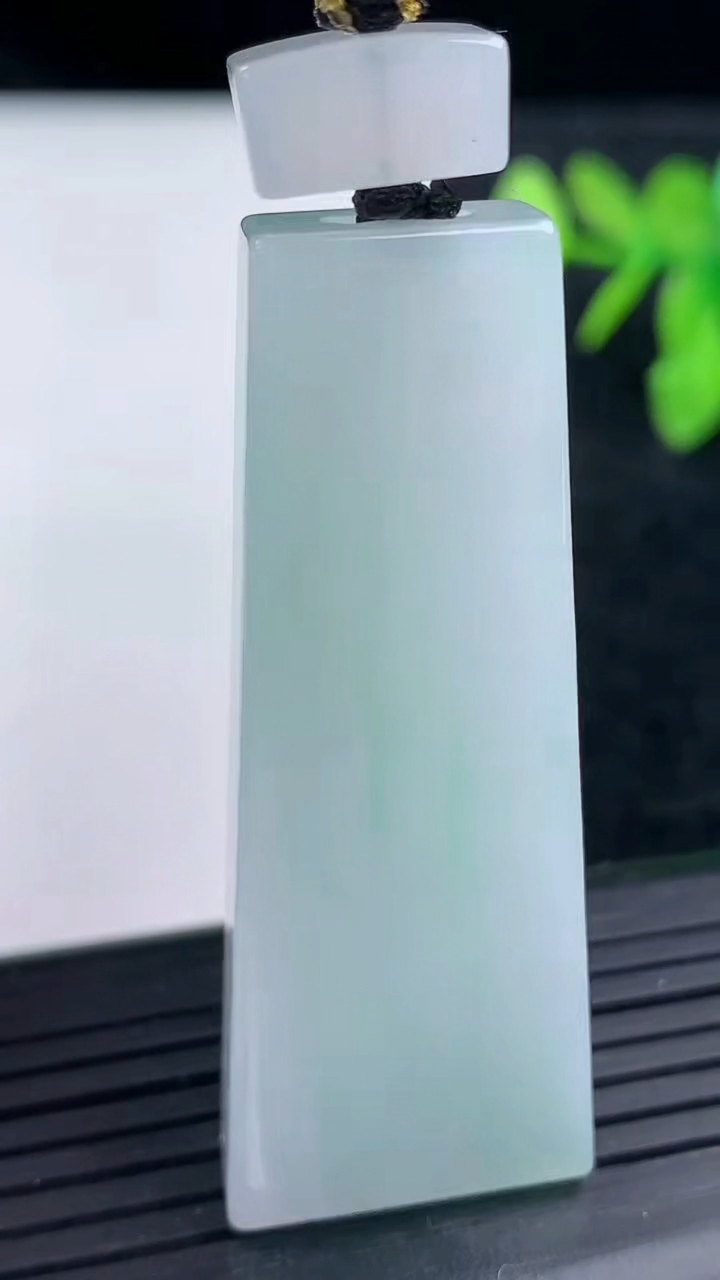 天然A货翡翠无事牌吊坠尺寸51.6-19.4-6重量:15.90g
3月14日