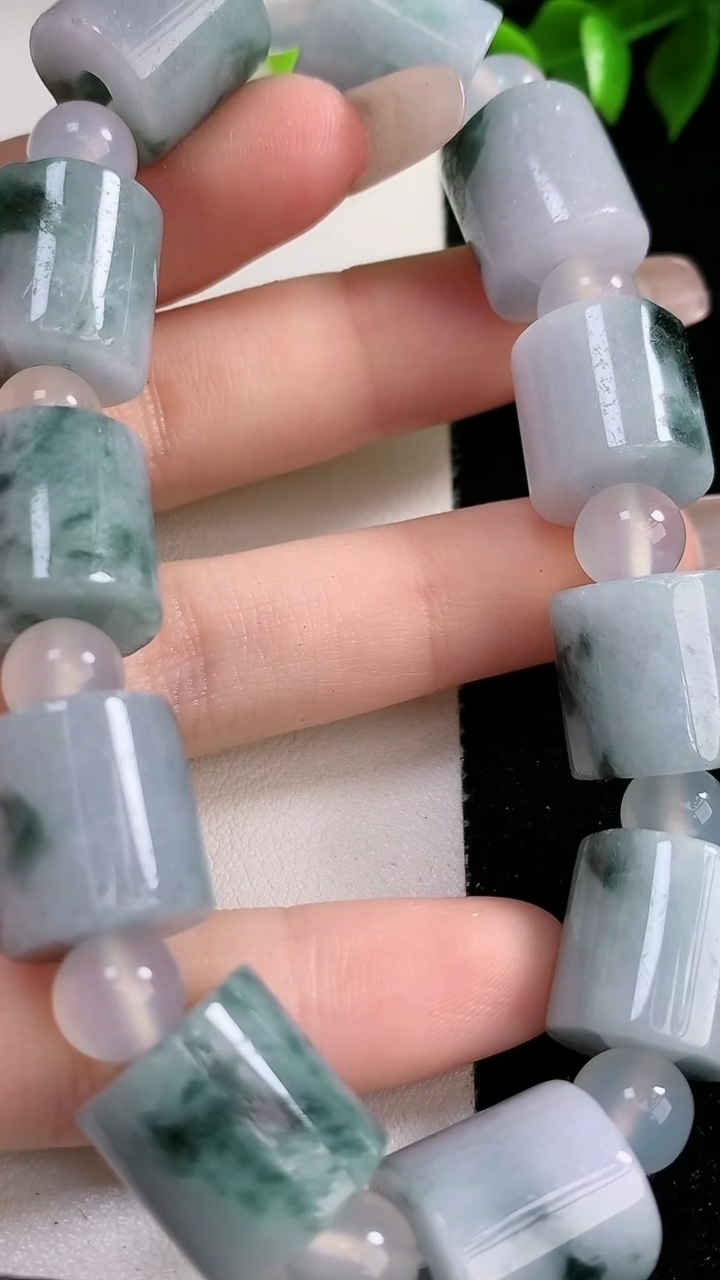 天然A货翡翠飘花路路通手串，尺寸13.8-13.5-11颗，重:73.10g3月14日
工厂直销收藏佳品,种好水足，色泽均匀，有种有色，上手高大气！