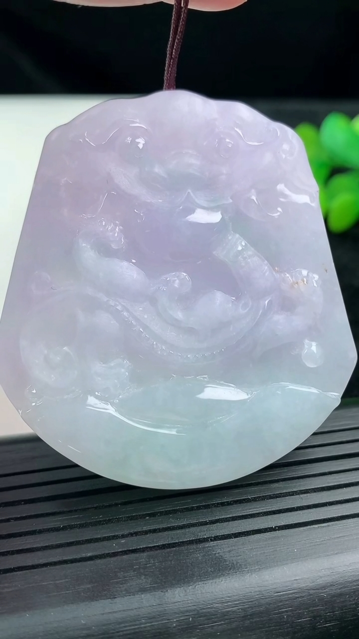 天然A货翡翠紫罗兰龙牌吊坠尺寸56.9-52.9-7.7重量:50.28g
3月14日