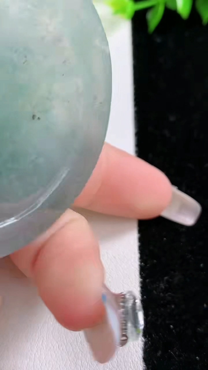 天然A货翡翠飘花大势至菩萨吊坠，尺寸55-6.2，重:37.20g
3月14日