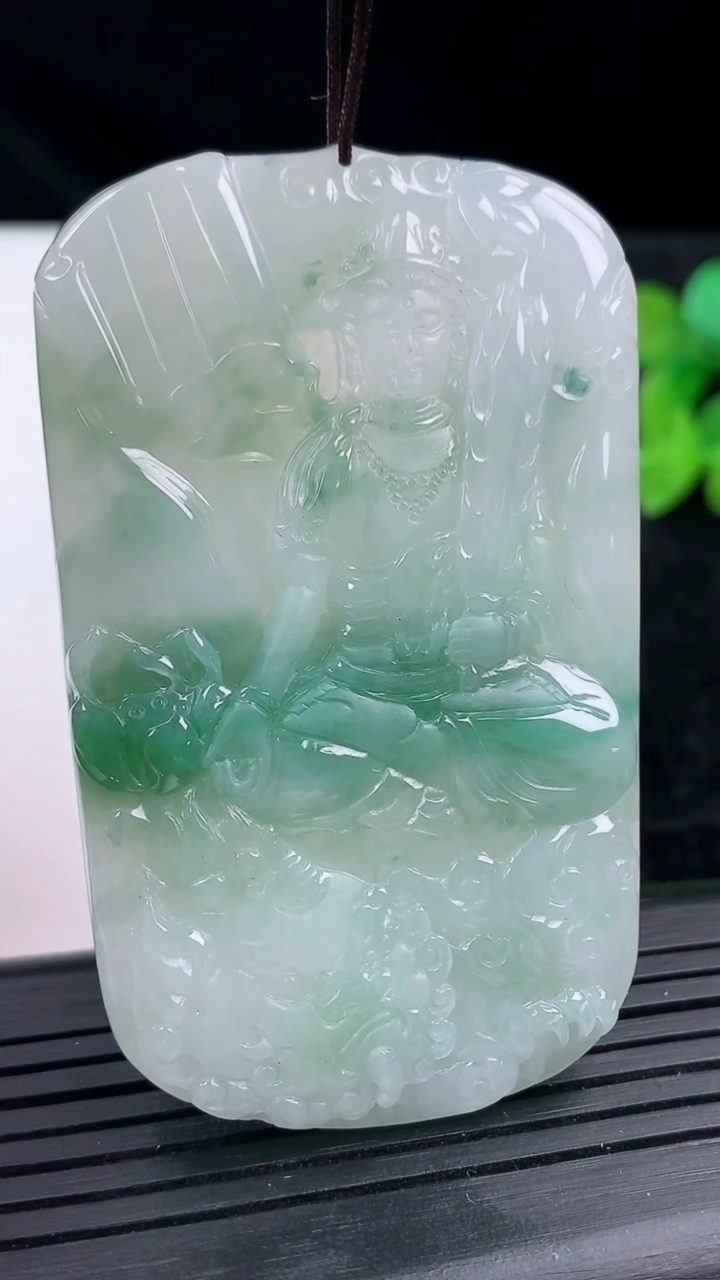 天然A货翡翠文殊菩萨吊坠尺寸64.4-40.3-4.8重量:33.30g
3月14日