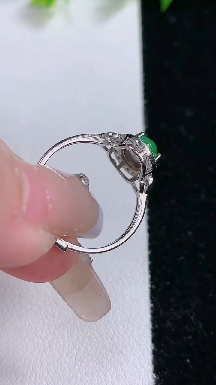 天然A货翡翠蛋面戒指，尺寸7.5-5.6，重:1.84g2026年3月14日
工厂直销收藏佳品,种好水足，色泽均匀，有种有色，上手高大气！
