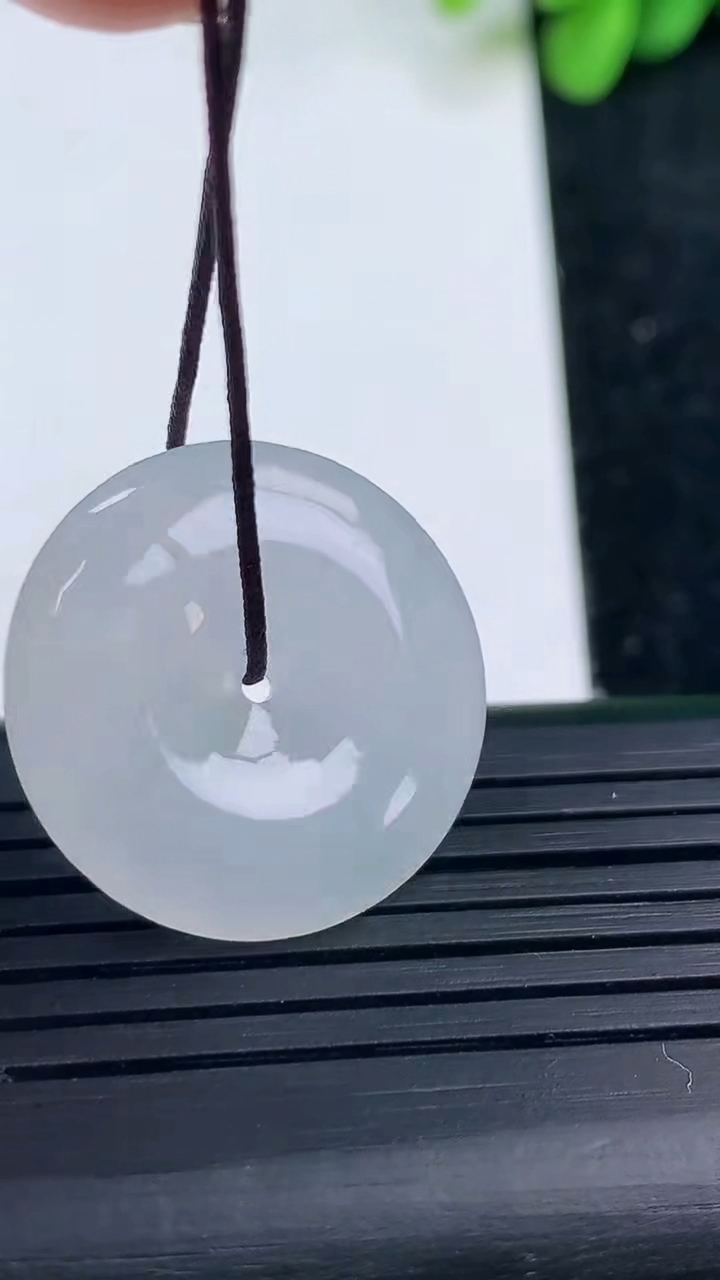 天然A货翡翠平安扣吊坠尺寸23.1-4.7重量:5.74g
3月14日