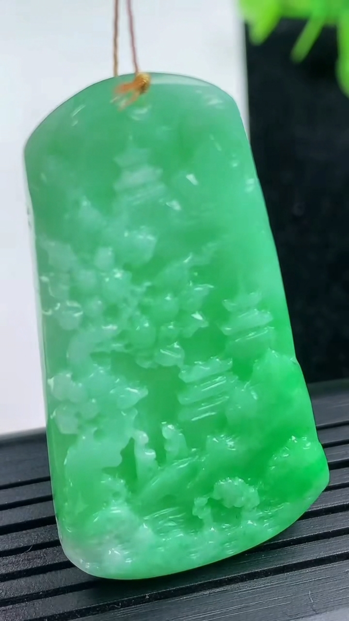 天然A货翡翠山水牌吊坠尺寸45-25.9-6重量:16.16g
3月14日