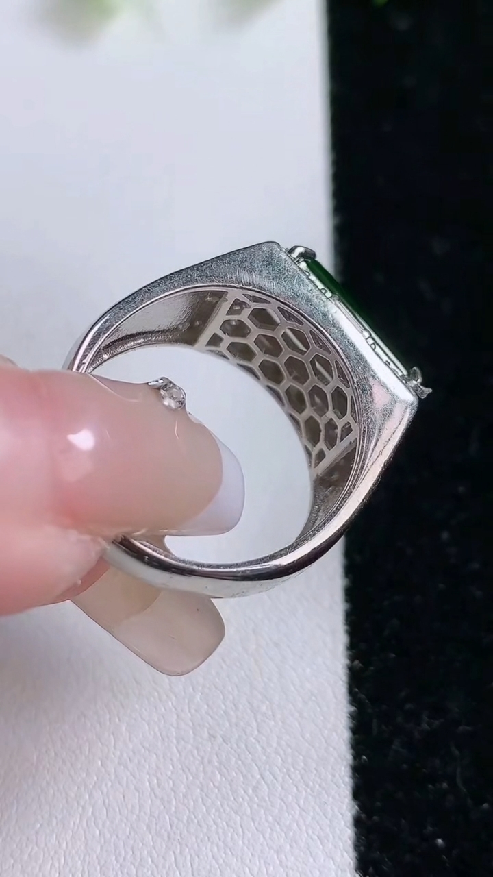 天然A货翡翠马鞍戒指，尺寸12.5-6.7-2.3，重:7.24g2026年3月14日
工厂直销收藏佳品,种好水足，色泽均匀，有种有色，上手高大气！