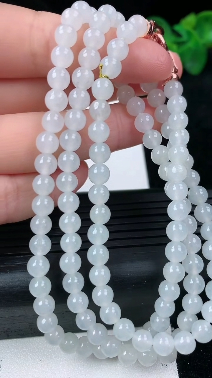 天然A货翡翠圆珠项链尺寸5.2-117颗重量:32.11g3月14日
工厂直销收藏佳品,种好水足，色