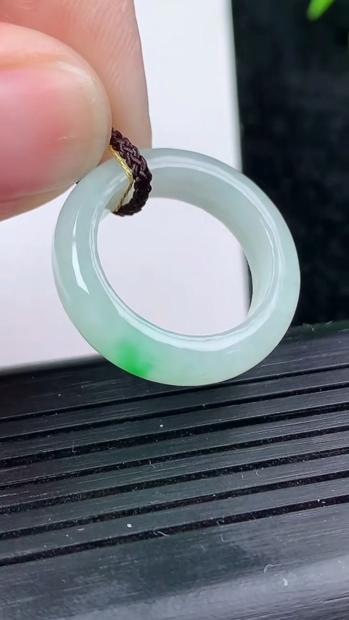 天然A货翡翠指环戒指尺寸173-5.9-3.6重量:4.14g2026年3月14日
工厂直销收藏佳品,种好水足，色泽均匀，有种有色，上手高大气！