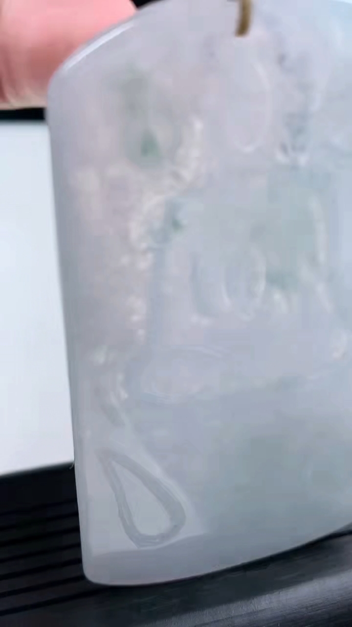 天然A货翡翠飘花观音菩萨吊坠尺寸73.5-40.4-4.2重量:35.37g
3月14日