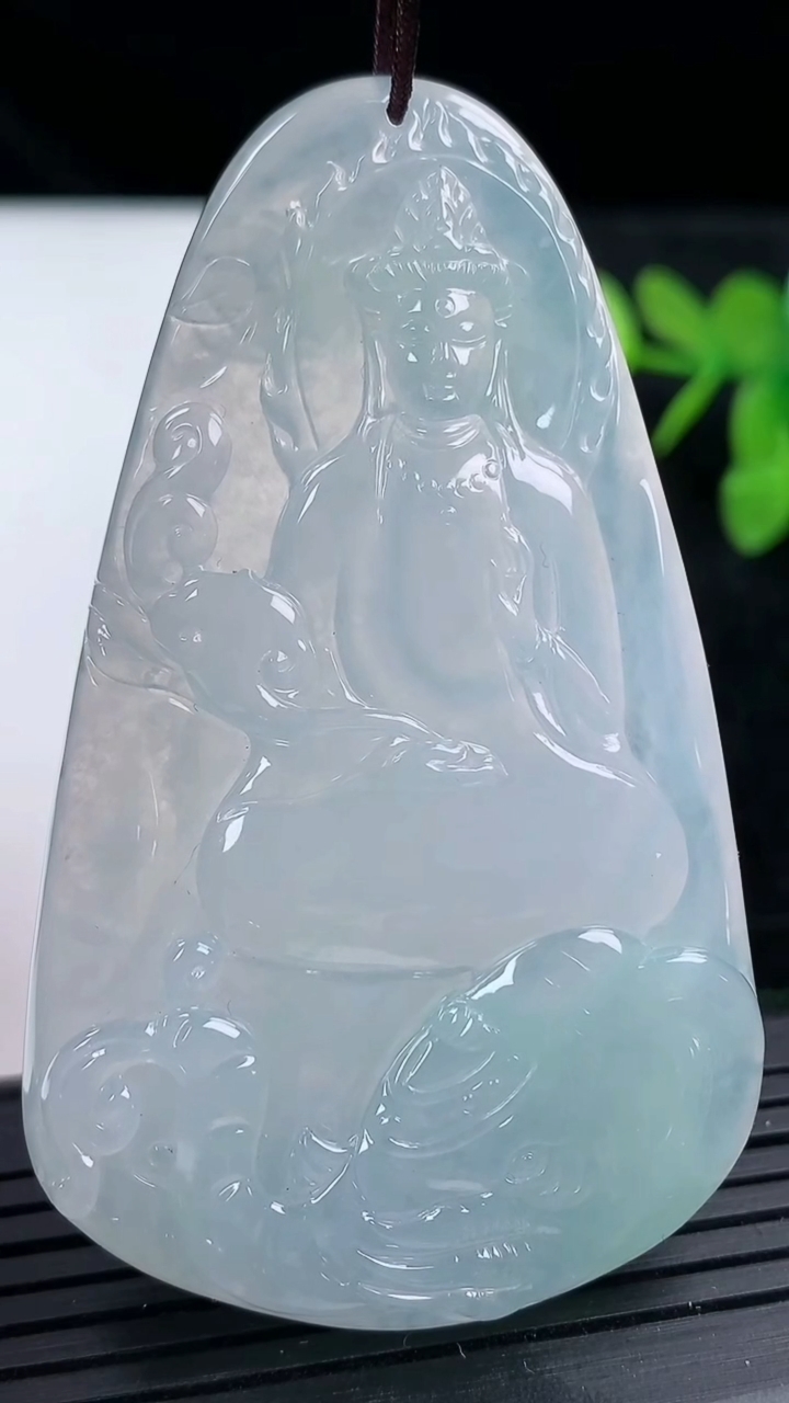 天然A货翡翠普贤菩萨吊坠尺寸66.6-40-5.5重量:30.74g
3月14日