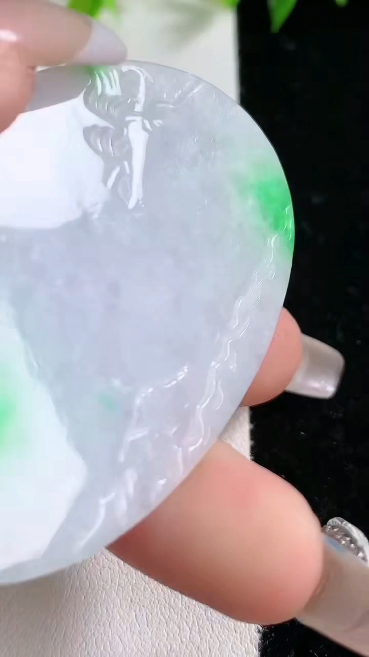 天然A货翡翠山水牌吊坠，尺寸62-40-6.7，重:29.89g
3月14日