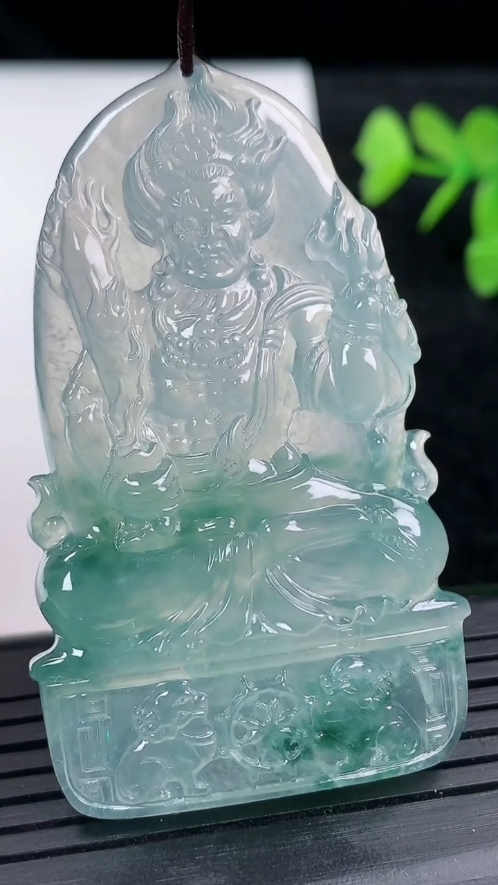 天然A货翡翠种飘花不动明王吊坠尺寸60.2-33.8-5.5重量:24.53g
3月14日