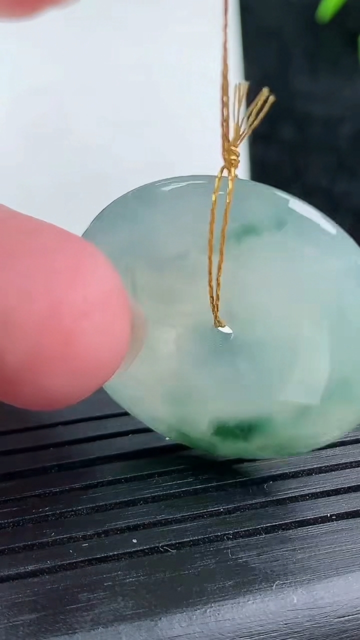 天然A货翡翠冰种飘花平安扣吊坠尺寸28.1-5.8重量:13.73g
3月14日