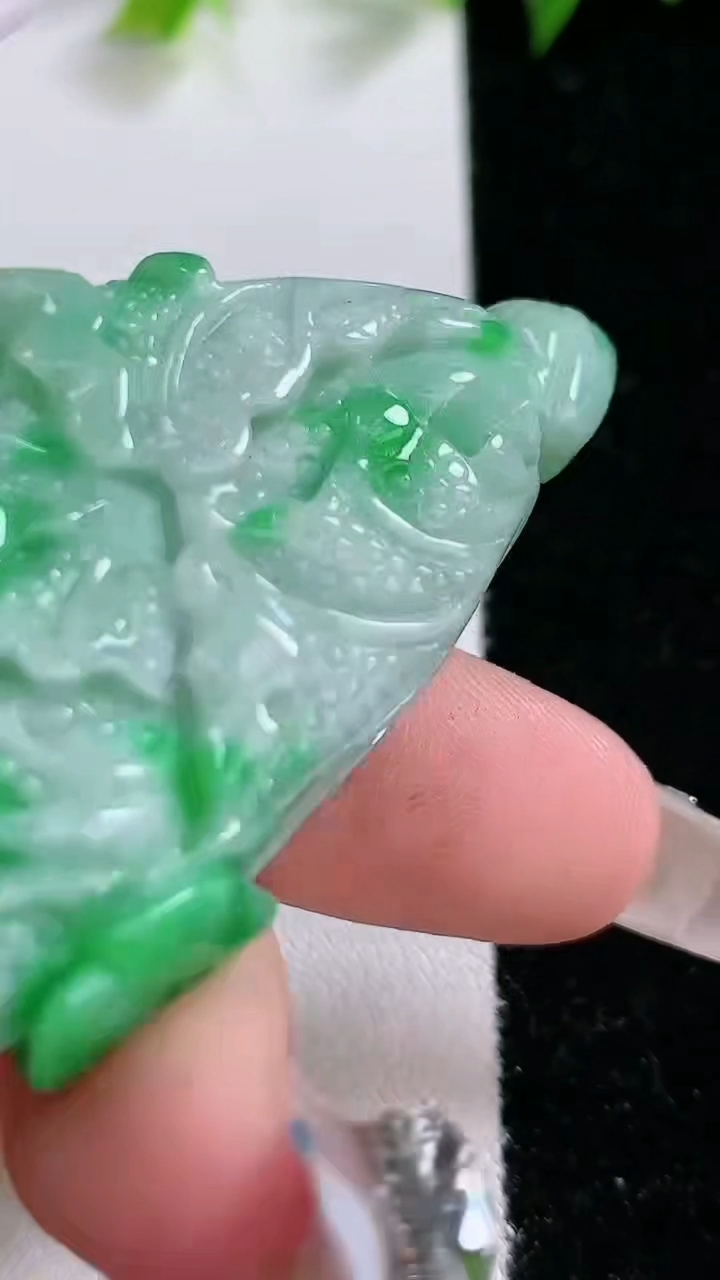 天然A货翡翠白菜吊坠，尺寸50.8-33.5-12.5，重:21.45g
3月14日