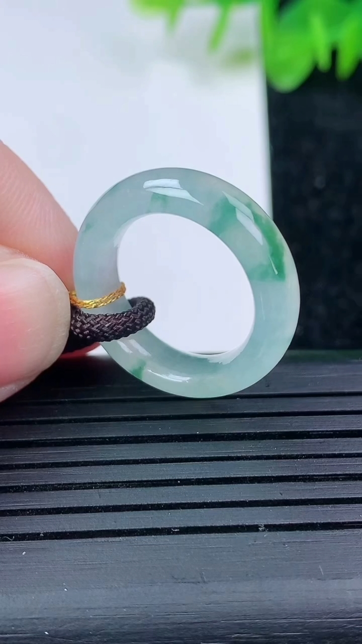 天然A货翡翠冰种飘花指环戒指尺寸16.1-5.7-3.7重量:3.74g2026年3月14日
工厂直