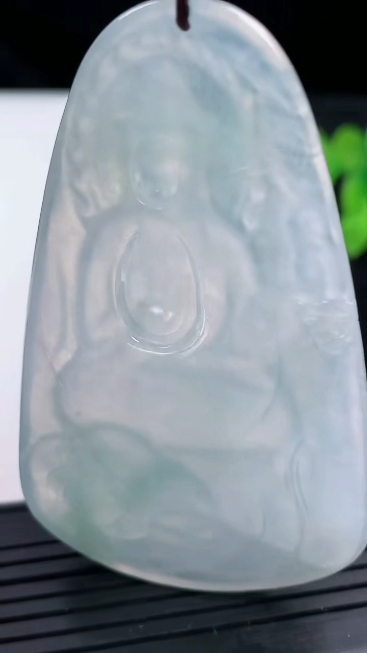 天然A货翡翠普贤菩萨吊坠尺寸66.6-40-5.5重量:30.74g
3月14日