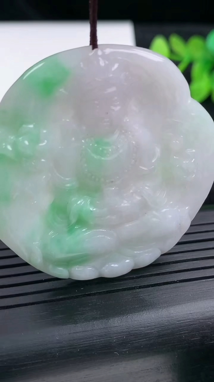 天然A货翡翠度母观音吊坠尺寸48.7-49.6-5.2重量:23.30g
3月14日