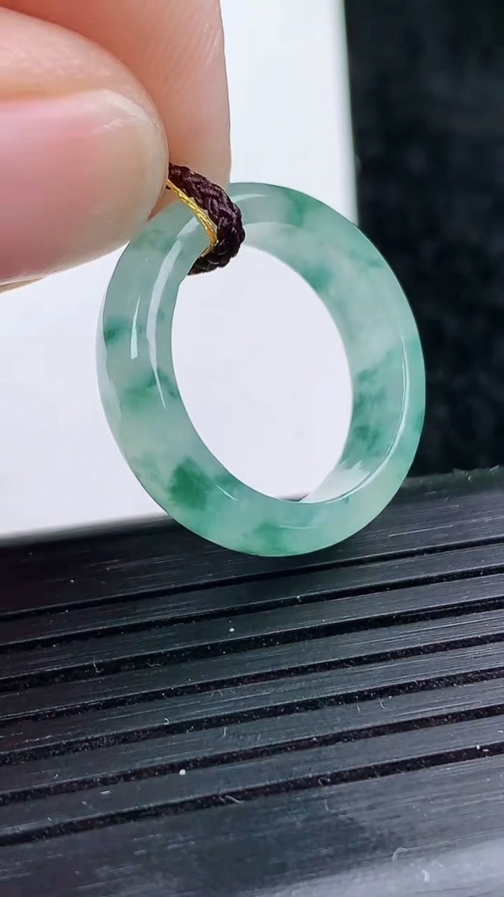 天然A货翡翠冰种飘花指环戒指尺寸17.2-5.4-2.7重量:3.05g2026年3月14日
工厂直销收藏佳品,种好水足，色泽均匀，有种有色，上手高大气！
