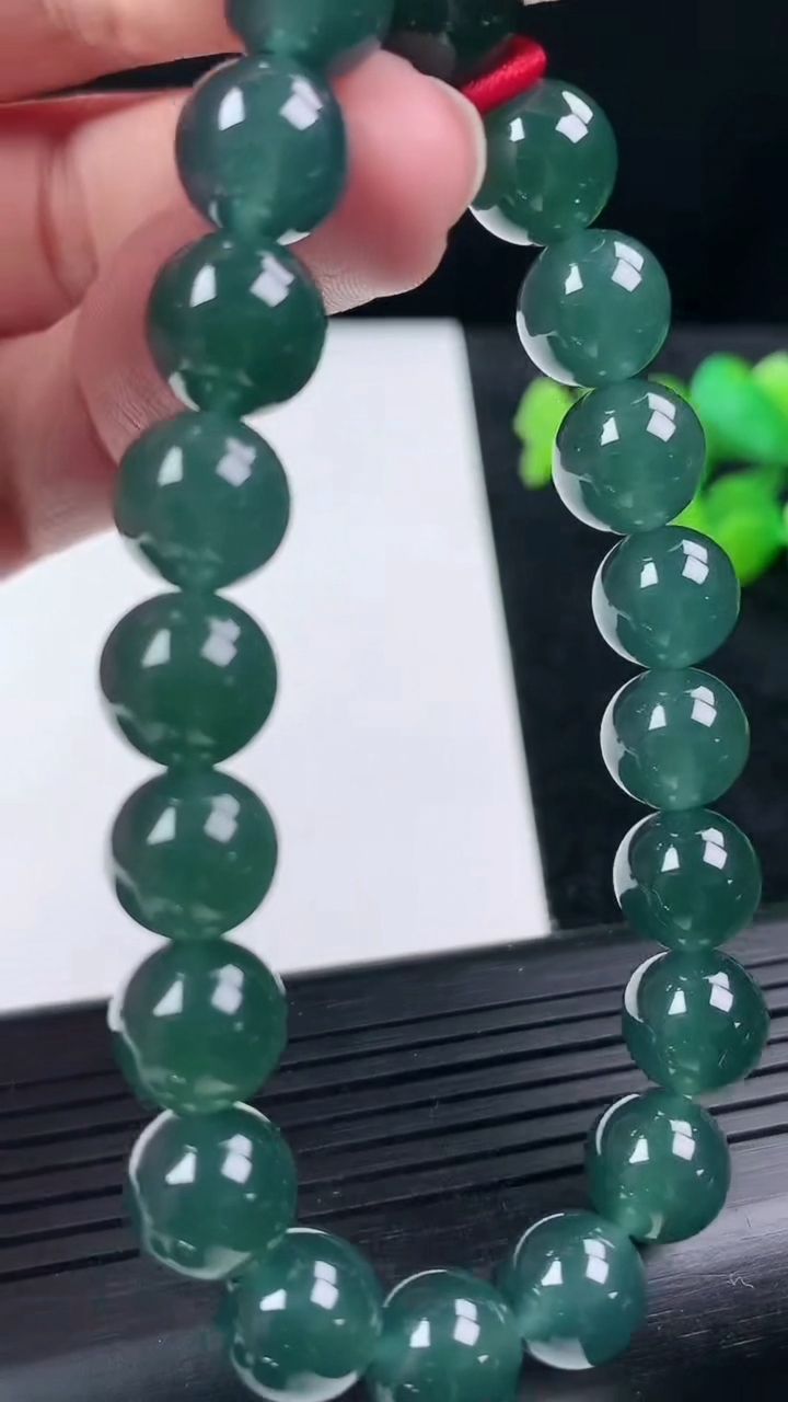 天然A货翡翠蓝水圆珠手串尺寸9.3-20颗重量:32.17g3月14日
工厂直销收藏佳品,种好水足，色泽均匀，有种有色，上手高大气！