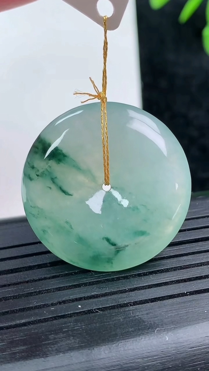 天然A货翡翠冰种飘花平安扣吊坠尺寸27.7-5.8重量:9.64g
3月14日