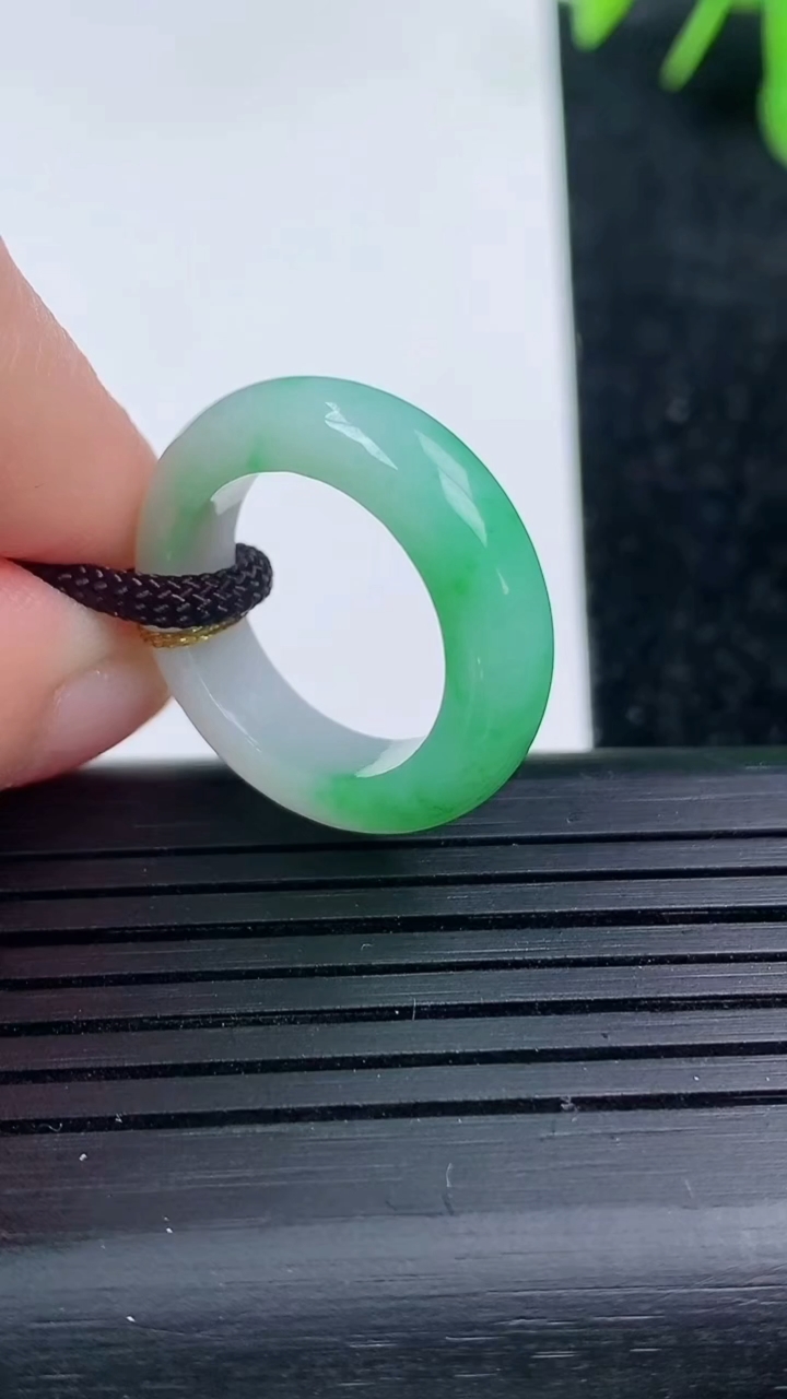 天然A货翡翠指环戒指尺寸15.7-5.5-3.7重量:3.81g2026年3月14日
工厂直销收藏佳