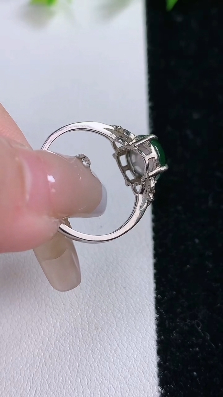 天然A货翡翠蛋面戒指，尺寸9.1-8.4，重:2.08g2026年3月14日
工厂直销收藏佳品,种好水足，色泽均匀，有种有色，上手高大气！