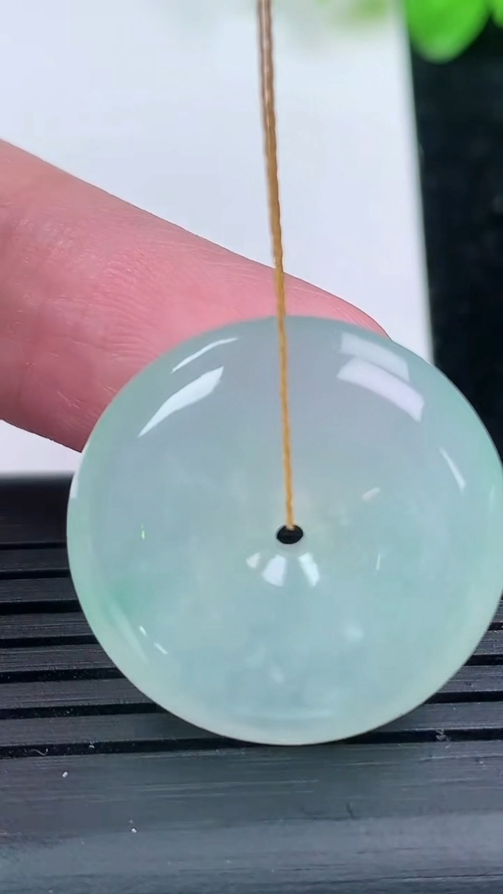 天然A货翡翠平安扣吊坠尺寸24.4-6.1重量:7.77g
3月14日