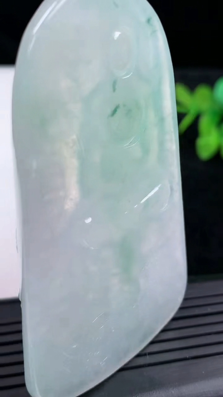 天然A货翡翠御龙大日如来吊坠尺寸71.7-42.7-5.2重量:40.42g
3月14日